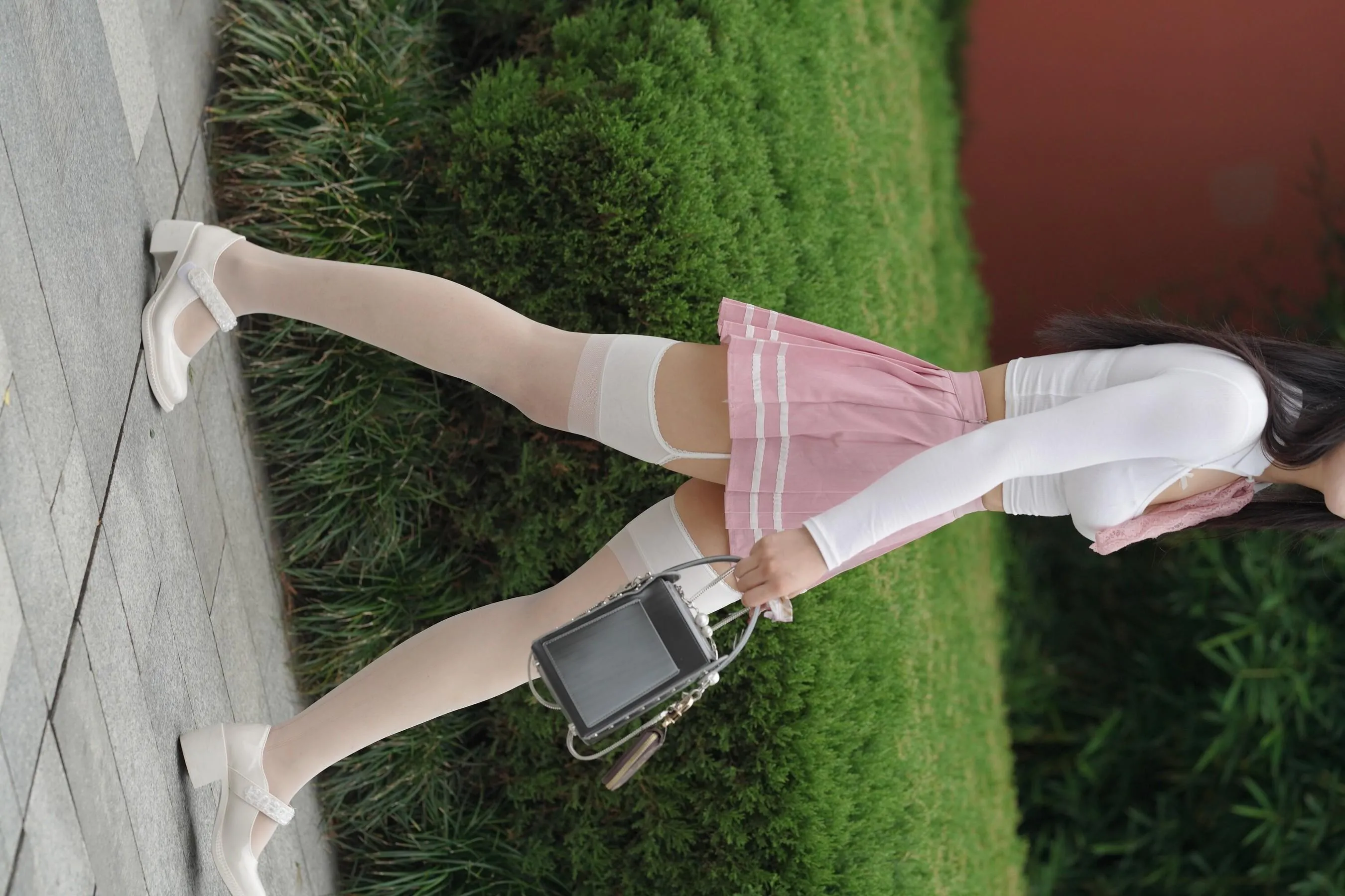 魔镜街拍 NO.161 街拍白丝吊带袜美女 [109P]插图7